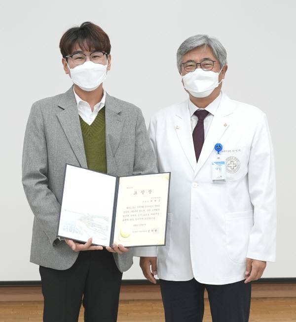 부산백병원 서진욱(왼쪽) 간호사가 부산진소방서장 표창장을 들고 이연재 부산백병원장과 함께 기념사진을 찍고 있다.