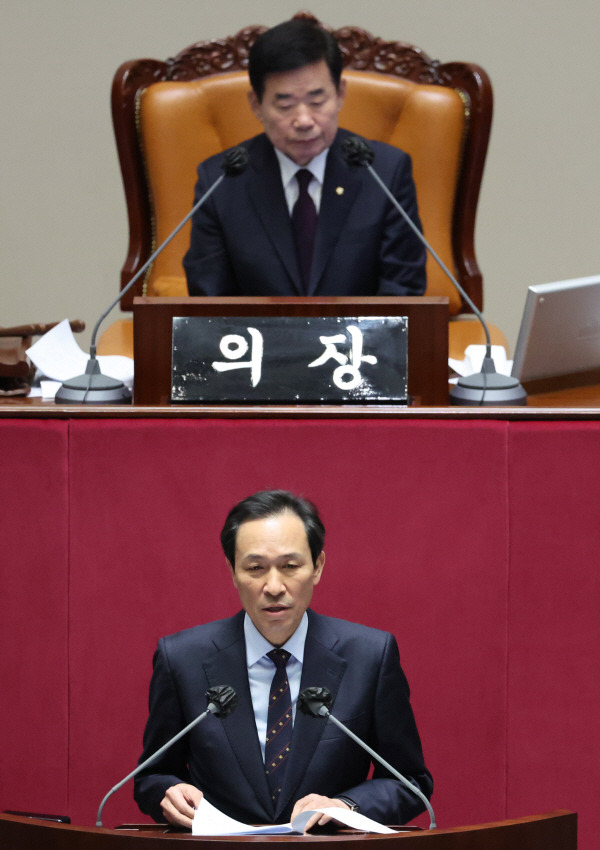 이태원 참사 특위 위원장을 맡은 더불어민주당 우상호 의원이 24일 오후 열린 국회 본회의에서 용산 이태원 참사 진상규명과 재발방지를 위한 국정조사 계획서 승인의 건 의결에 앞서 제안설명을 하고 있다. 연합뉴스.