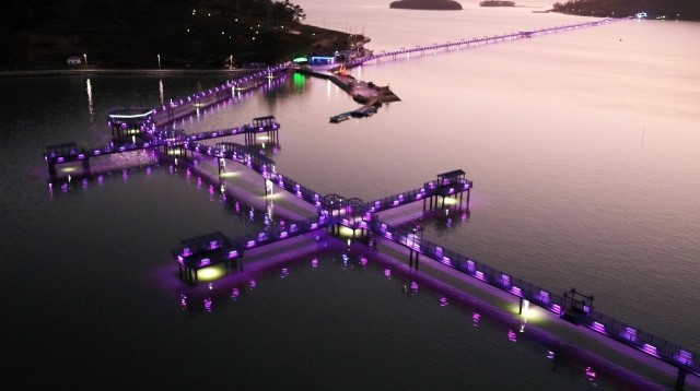 A pedestrain bridge connecting the islands Anjwado, Bakjido and Banwoldo is illuminated in Purple. (Shinan County)