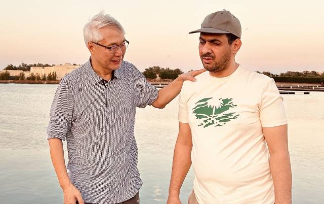 홍해 바닷가에서 복음을 전하다 만난 사우디 형제와 대화를 나누는 황 회장. 황성주 회장 제공