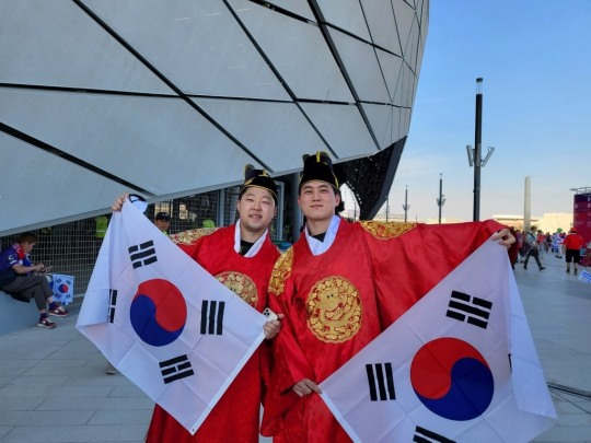 곤룡포 입고 응원 온 정준우(왼쪽)씨와 정성현씨 [사진=연합뉴스]