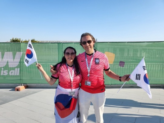 한국 대표팀 유니폼을 입은 에리카-마리오 플로레스 부부[사진=연합뉴스]