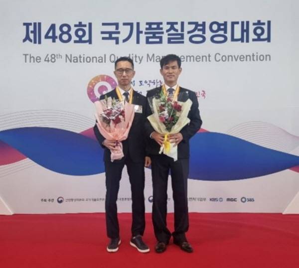 11월 23일 경기도 고양시 킨텍스에서 열린 제48회 국가품질경영대회에서 (좌측부터) 개인제안사례부문과 품질분임조 현장개선부문 각각 동상을 차지한 한국타이어앤테크놀로지 PCR2Sub팀 김동욱 라인장, TBRSub팀 박정권 사원이 기념촬영을 하고 있다 [사진제공=한국타이어]