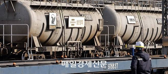 24일 경기도 의왕시 오봉역에 시민트 운송 열차가 세워져있다. 2022.11.24 [김호영기자]