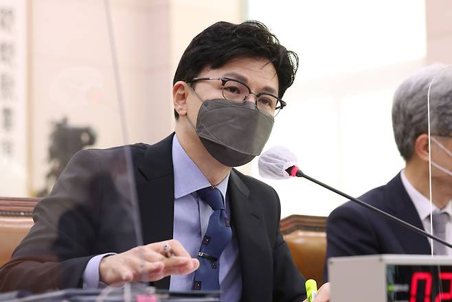 한동훈 법무부 장관이 23일 오전 국회에서 열린 법제사법위원회 전체회의에서 의원질의에 답변하고 있다. [연합뉴스]