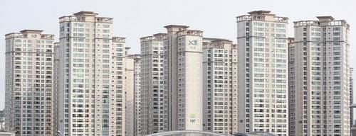 고가 아파트 한 채보다 합산 가격이 낮은 두 채를 보유한 경우 종합부동산세가 더 많은 것으로 나오면서 다주택자들 불만이 높아지고 있다. 사진은 서울 반포자이 전경.  【연합뉴스】