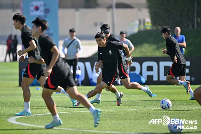 대한민국 축구대표팀이 우루과이 축구대표팀이 각각 EPL 득점왕 출신의 공격수 손흥민과 루이스 수아레스를 선발 명단에 내세웠다. 사진=DOHA, QATAR ⓒAFPBBNews = News1