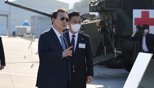 윤석열 대통령이 24일 한국항공우주산업(KAI)에서 전투기와 항공기 등 국내 방위산업 현장을 찾았다. 사진은 이날 경남 창원 현대로템을 방문해 K2 전차 등 전시장비를 관람하고 있는 윤 대통령(왼쪽). /사진=뉴시스