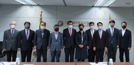 시도지사협 정책자문위원 위촉 : 김재구(오른쪽 6번째)·원숙연(오른쪽 5번째) 교수 등이 24일 대한민국 시도지사협의회 사무실에서 정책자문위원회 위원장으로 위촉된 후 다른 관계자들과 함께 포즈를 취하고 있다. <시도지사협의회 제공>