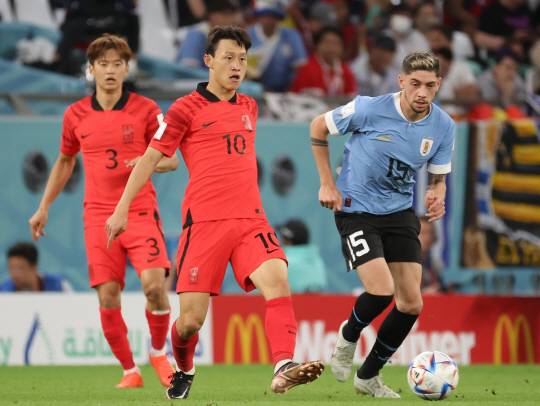 이재성(왼쪽)이 24일 밤(한국시간) 카타르 알라이얀의 에듀케이션시티 스타디움에서 열린 2022 카타르월드컵 H조 조별리그 1차전에서 드리블 돌파를 하고 있다. 뉴시스