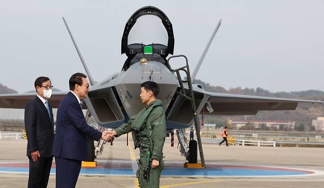 윤석열 대통령이 24일 오전 경남 사천시 한국항공우주산업(KAI)을 방문, 국산 초음속 전투기 KF-21 시범비행 조종사인 이진욱 중령(진)을 격려하고 있다. [연합]