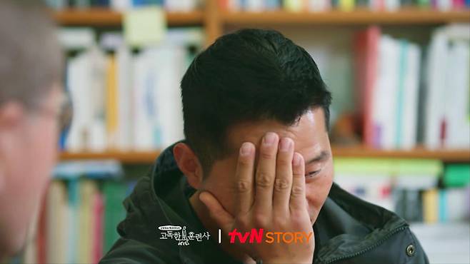 Kang Hyung-wook Confessions his heart to a professor he admires.TVN STORY broadcasted on November 24  ⁇  Lonely Trainer  ⁇  Episode 3 introduces the special Pet culture of Seoul Seodaemun-GU along with genuine Confessions, the real reason why Kang Hyung-wook trainer left to learn more.A lonely trainer is a documentary about the journey of Kang Hyung-wook who loves dogs so much that he left to meet all the dogs of the world.Top 1% Gatopia Jirisan After looking for Seoul Seodaemun-GU, we will look at the evolving culture of the city.The first place I visited was Ewha Womans University, where Professor Choi Jae-cheon is one of the most respected by Kang Hyung-wook trainer.Kang Hyung-wook, a professor at Ewha Womans Universitys Eco-Science Department and Professor Choi Jae-cheon, an animal conservation scholar, tells the story of Jirisan and Damyang through a lonely trainee.I have been in contact with European trainers who have been together 10 to 15 years ago, and I am getting a message that I am training like Trash now.Professor Choi Jae-cheon gives his frank and sincere opinion to the Kang Hyung-wook trainee who teaches to compromise with real life in the Korean environment, but is worried about whether it is really right.Kang Hyung-wook trainer and Choi Jae-cheons first meeting and Choi Jae-cheons surprising reversal common sense about Pet are also revealed.