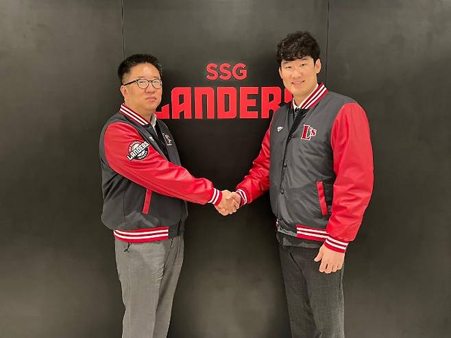 프로야구 SSG 랜더스가 자유계약선수(FA)를 신청한 오태곤과 계약 기간 4년에 계약금 6억 원, 연봉 10억 원, 옵션 2억 원 등 총액 18억 원에 계약했다고 24일 밝혔다. 사진은 류선규 SSG 단장(왼쪽)과 FA 계약 후 악수하는 오태곤. SSG