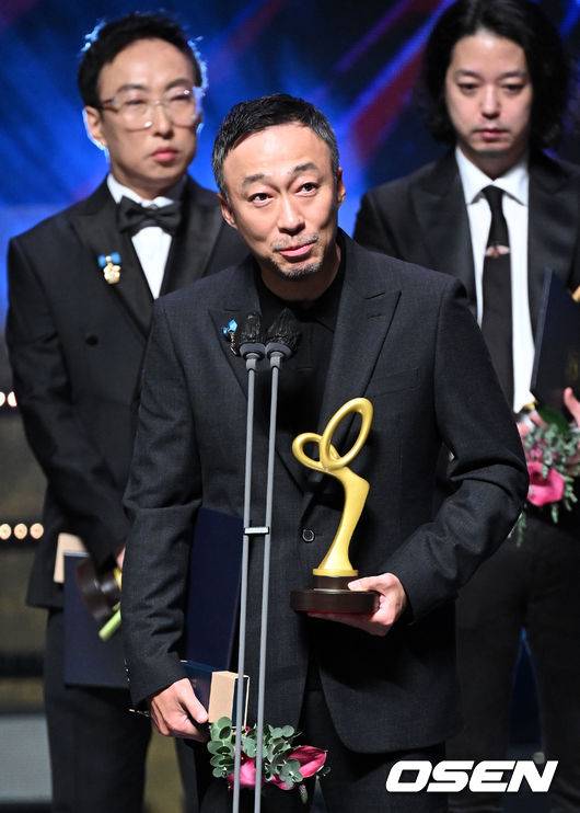 [OSEN=이대선 기자] 24일 서울 중구 국립극장 해오름극장에서 ‘2022 대한민국 대중문화예술상’이 열렸다.국무총리표창을 수상한 배우 이성민이 소감을 밝히고 있다. 2022.11.24 /sunday@osen.co.kr