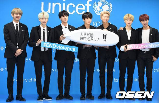 [OSEN=곽영래 기자] 방탄소년단이 1일 오전 서울 마포구 유니세프한국위원회에서 진행된 '글로벌 아동 및 청소년 폭력 근절 캠페인' 협약식에 참석해 포토타임을 갖고 있다. / youngrae@osen.co.kr