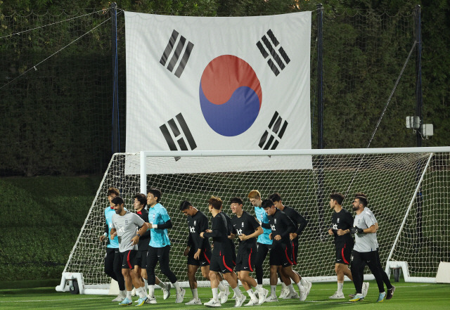 월드컵 대한민국 축구대표팀 선수들이 지난 14일(현지시간) 카타르 수도 도하의 알에글라 훈련장에서 첫 현지 훈련을 하고 있다. 도하=연합뉴스