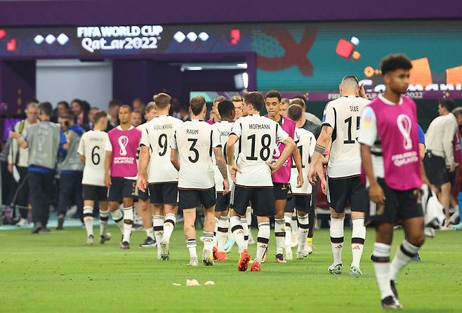 23일 오후(현지시간) 카타르 알라이얀의 할리파 인터내셔널 스타디움에서 열린 2022 카타르 월드컵 조별리그 E조 독일과 일본의 경기에서 1-2로 역전패한 독일 선수들이 경기장을 나서고 있다. 연합뉴스