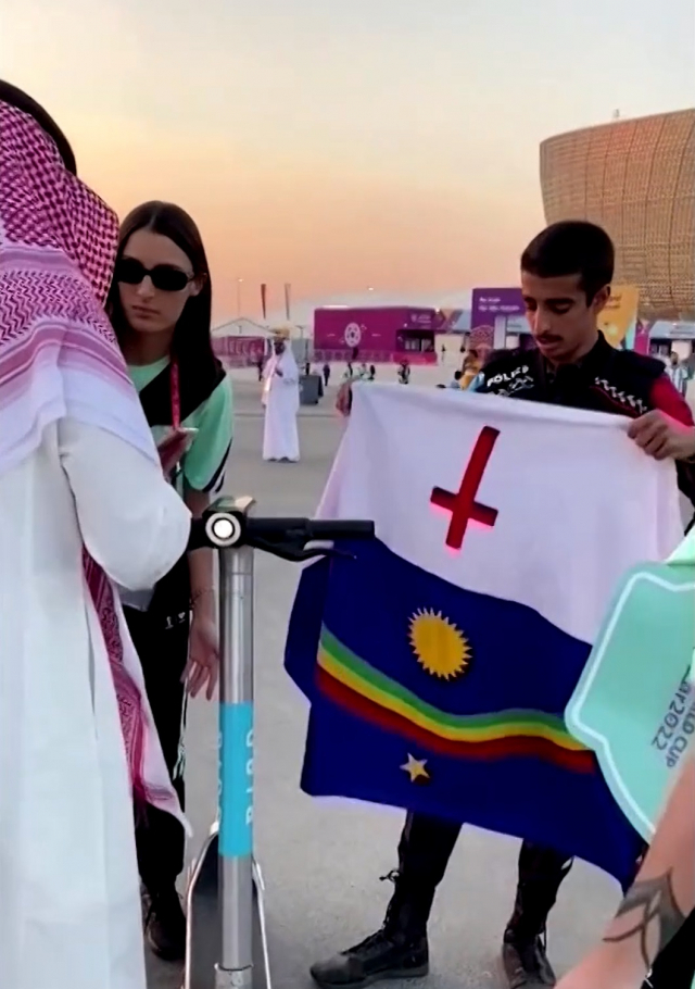 카타르 경찰이 브라질 관광객이 소지 중이던 브라질 페르남부쿠주 깃발을 빼앗아 들고 있다. 로이터통신 캡처