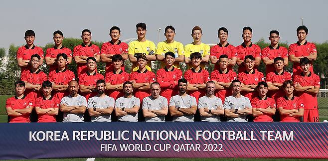 대한민국 축구 국가대표팀 선수들이 11월16일 카타르 도하의 알에글라 훈련장에서 기념 촬영을 하고 있다. ⓒ연합뉴스