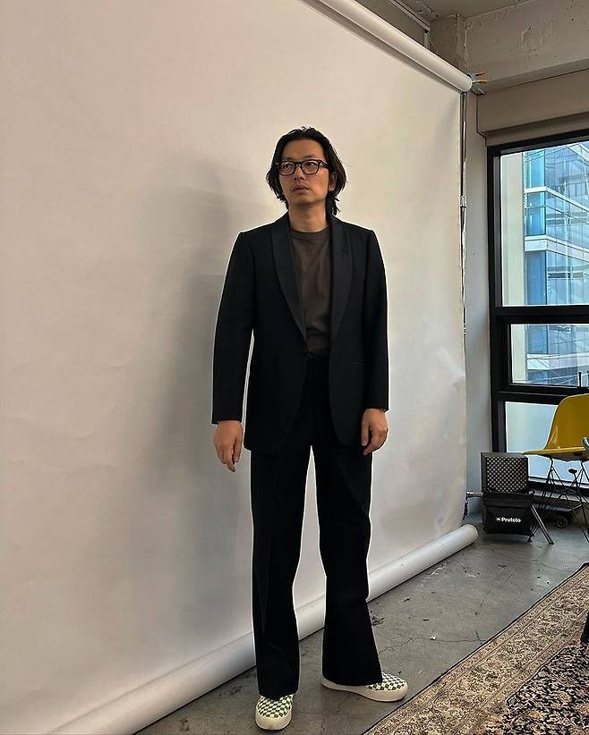 Actress Yi Dong-hwi shared a recent update.On Monday, Yi Dong-hwi posted a photo on her personal Instagram with the caption Fitting.In the public photos, Yi Dong-hwi poses in a brown T-shirt wearing an all-black set-up.In another photo, he paired a black long coat with sunglasses. Plus long hair. Something called hip is about to explode.Actor Jung Ryeo-won expressed sympathy for Yi Dong-hwi fashion by pressing heart in post.On the 16th, actor Ryu Joon-yeol appeared on SBS Power FM Doosan Escape Cult show and wanted to invite Yi Dong-hwi to the photo exhibition, but he nervously said, There was a sad thing last time.Last year, Yi Dong-hwi attended Ryu Joon-Yeols photo exhibition and collected topics with a more hero-like appearance than the main character.