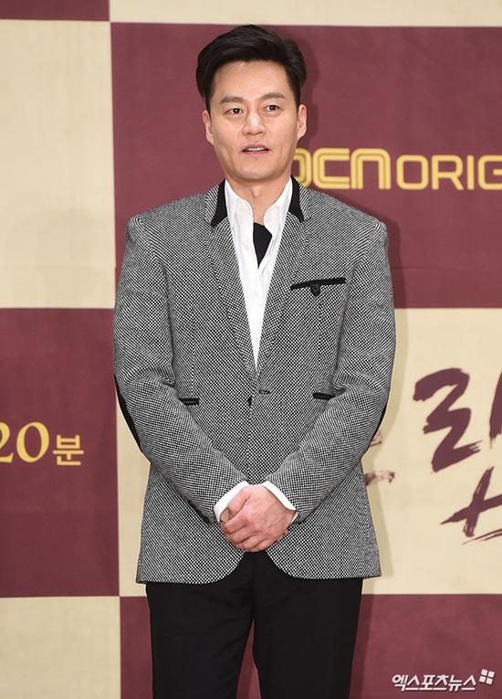The controversy surrounding Lee Seung-gis settlement has hit the entertainment industry, and the daily lives of entertainers belonging to HOOK ENTERTAINMENT are receiving excessive attention.On the 24th, one media exclusively reported a photo of Lee Seo-jin watching the United States of America professional basketball (NBA) game in LA with Actor Jung Yu-mi.Lee Seo-jin, a long-time fan of the LA Lakers, intuited Jung Yu-mi and basketball, who became acquainted with the Yoon Restaurant series.In the meantime, HOOK ENTERTAINMENT was seized on charges of embezzlement of executives on October 10, and Lee Seung-gi, who spent 18 years in the same company, paid attention to the fact that he sent proof of contents due to settlement problem.Lee Seo-jin has been a full-time entertainer of HOOK ENTERTAINMENT for 12 years since 2010.Lee Seung-gi and Lee Seo-jin are representative of Hook Enter, so they have been together for a long time and have maintained a strong relationship.However, Lee Seo-jin is an entertainer, and the operation of the company is the responsibility of Kwon Jin-young.It is unreasonable to assume that Lee Seo-jin knew Lee Seung-gis settlement problem, as it is polite not to ask each others salary even if they are close friends.If Lee Seo-jin had a settlement problem, it would be settled with the company through litigation.I do not know how Lee Seo-jin watched basketball.However, it is not new that he was caught in a basketball court in Los Angeles, as he has been studying at the United States of America and is known to frequent the United States of America so often that related entertainment programs are created.On the air, I have often expressed my love for basketball.In addition, Lee Seo-jin will soon start filming the spin-off entertainment Seo Jin-ine of tvNs Yoon Restaurant. Jung Yu-mi, who worked together in the series, also said she is discussing her appearance positively.Jung Yu-mi is sure to join, and the two people are together in a foreign country.Lee Sun-hee has also been suspected of being unaware of Lee Seung-gis settlement problem.Lee Sun-hee is Lee Seung-gis singing teacher and the same agency since his debut, especially because Kwon has been a long-time manager of Lee Sun-hee and founded HOOK ENTERTAINMENT in 2002.However, Lee Sun-hee, who was pointed out as a bystander, was also revealed to be an entertainer who had no stake in Hook Enter. Lee Sun-hee did not really know.Lee Seung-gi sent a proof of content asking for a transparent settlement against the hook, and it was shocked to find out that he had not been settled for 18 years after his debut.Photo = DB