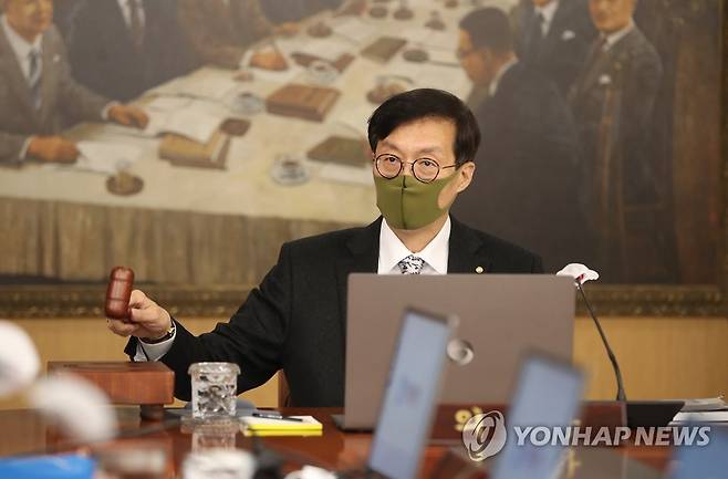 의사봉 두드리는 이창용 한국은행 총재 (서울=연합뉴스) 이창용 한국은행 총재가 24일 오전 서울 중구 한국은행에서 열린 금융통화위원회 회의에서 의사봉을 두드리고 있다. 2022.11.24 [사진공동취재단] photo@yna.co.kr