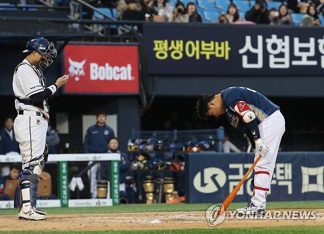 두산 관중 향해 '꾸벅' (서울=연합뉴스) 신준희 기자 = 5일 서울 잠실야구장에서 열린 프로야구 두산과 NC의 경기. 
    두산에서 이적한 NC 양의지가 2회초 타석에 들어서며 두산 관중석을 향해 인사를 하고 있다. 2019.4.5 hama@yna.co.kr