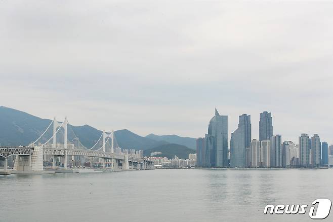 부산 남구 이기대 해안 산책로에서 본 해운대 방면이 구름으로 흐리다. ⓒ News1 김영훈 기자