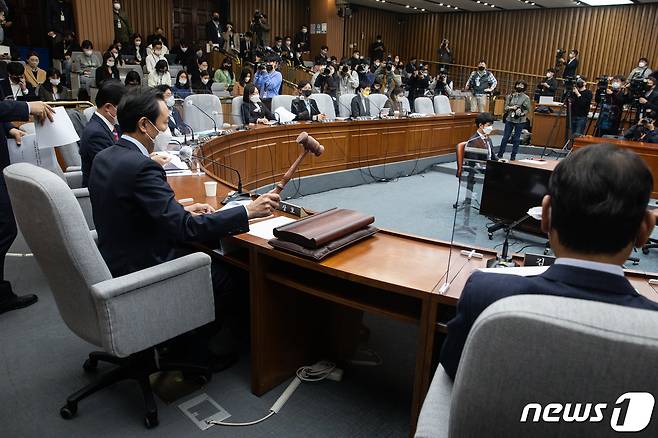 우상호 국회 용산 이태원 참사 진상규명과 재발방지를 위한 국정조사 특별위원회 위원장이 24일 서울 여의도 국회에서 열린 특별위원회 첫 회의에서 의사봉을 두드리고 있다. 2022.11.24/뉴스1 ⓒ News1 유승관 기자