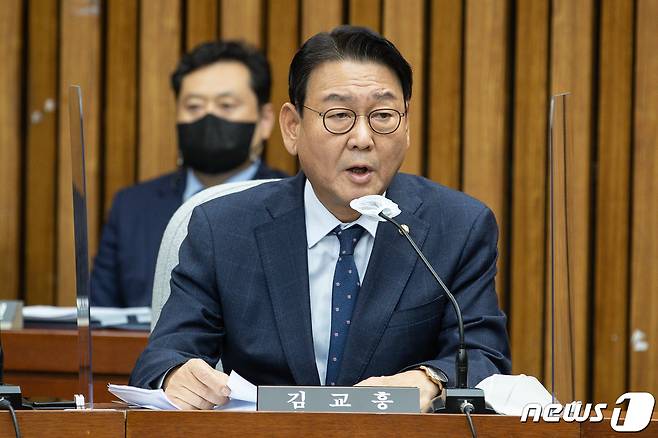 국회 용산 이태원 참사 진상규명과 재발방지를 위한 국정조사 특별위원회 야당 간사로 선임된 김교흥 더불어민주당 의원이 24일 서울 여의도 국회에서 열린 특별위원회 첫 회의에서 인사말을 하고 있다. 2022.11.24/뉴스1 ⓒ News1 유승관 기자