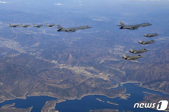 미국 공군 B-1B 전략폭격기가 한반도에 전개된 지난 19일 한미 양국 공군이 북한의 대륙간탄도미사일(ICBM) 도발에 따른 대응 차원에서 연합공중훈련을 하고 있다. (합동참모본부 제공) 2022.11.19/뉴스1