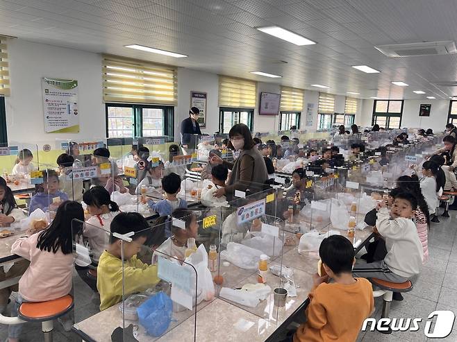 25일 오전 11시 40분쯤 강원 춘천시 석사동의 한 초등학교 급식실에서 초등학생들이 빵과 음료를 먹고 있다.2022.11.25 한귀섭 기자
