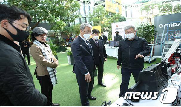 대전 대덕구 본사에서 안전보건 문화제에 참여한 박재현 한국수자원공사 사장(앞줄 가운데). (수자원공사 제공) /뉴스1