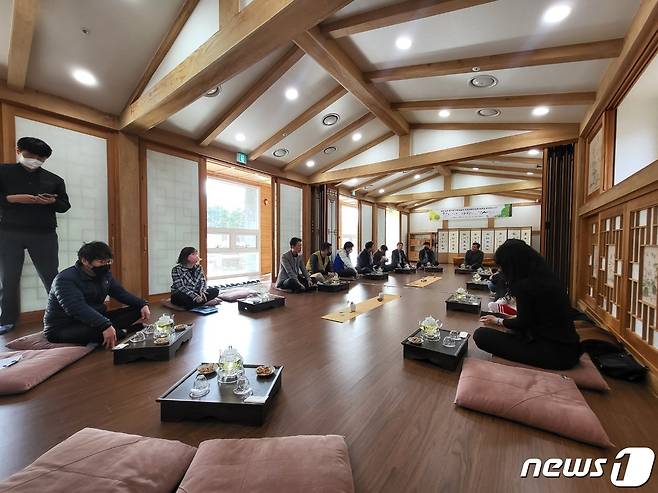 25일 경북 영주시 국립산림치유원 산림치유문화센터 다도실에서 봉화 광산 매몰사고 생환 광부와 가족들이 한국산림복지진흥원 임직원들과 티타임을 갖고 있다. (산림청 한국산림복지진흥원 제공)