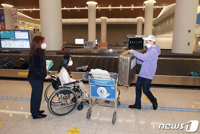 25일 오전 인천공항에서 인천국제공항공사 스마트서비스팀 김대철 대리가 교통약자가 인천공항 입국시 수하물을 찾는 과정부터 숙소 배달까지 전 과정을 위탁할 수 있는 '이지픽업' 서비스의 이용 방법을 시연하고 있다.(인천공항공사 제공) 2022.11.25/뉴스1