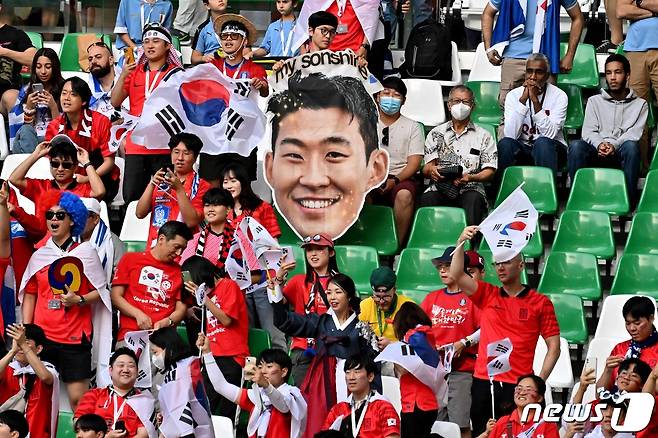 24일(현지시간) 카타르 알라이얀의 에듀케이션 시티 스타디움에서 열린 2022 국제축구연맹(FIFA) 카타르월드컵 H조 1차전 조별리그 한국-우루과이 경기 시작 전 관중석에서 손흥민의 얼굴 사진을 들고 있는 팬들. 22.11.24 ⓒ AFP=뉴스1 ⓒ News1 김예슬 기자