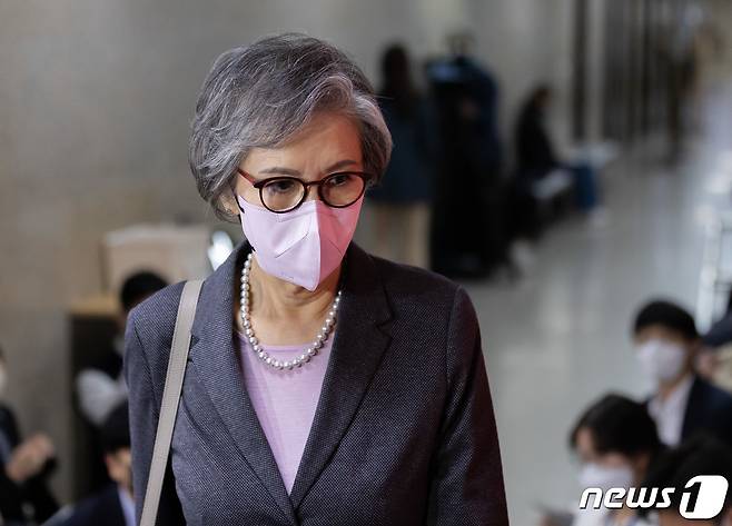 이양희 국민의힘 윤리위원장이 지난달 6일 오후 서울 여의도 국회에서 열린 윤리위원회에 참석하고 있다. 2022.10.6/뉴스1 ⓒ News1 이재명 기자