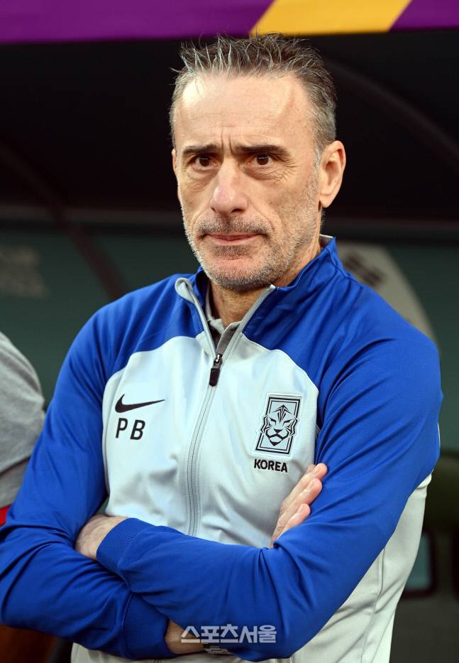 벤투 감독이 24일 카타르 알라얀 에듀케이션 시티 스타디움에서 열린 2022 FIFA 카타르 월드컵 조별리그 H조 1차전 우루과이와 경기 전 그라운드를 응시하고 있다. 2022. 11. 24.알라얀(카타르) | 최승섭기자 thunder@sportsseoul.com