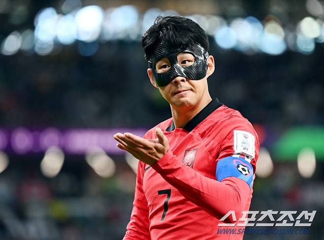 손흥민이 24일 카타르 알라얀 에듀케이션 시티 스타디움에서 열린 2022 FIFA 카타르 월드컵 조별리그 H조 1차전 우루과이와 경기에서 코너킥을 하러 가며 부심과 이야기를 나누고 있다. 알라이얀(카타르)=송정헌 기자songs@sportschosun.com/2022.11.24/