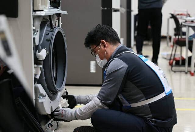 '제27회 서비스 기술경진대회'에 참가한 서비스 엔지니어들이 치열한 경합을 펼치고 있다(사진=삼성전자서비스)