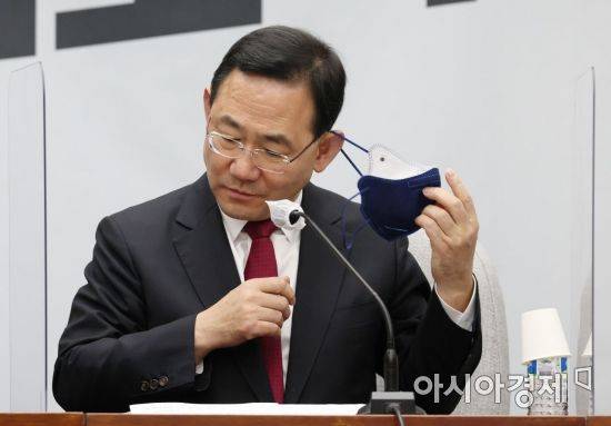 주호영 국민의힘 원내대표가 25일 국회에서 열린 원내대책회의에 참석, 발언을 하기 위해 마스크를 벗고 있다./윤동주 기자 doso7@