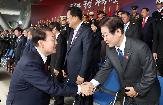 윤석열 대통령이 지난달 1일 충남 계룡대에서 열린 건군 제74주년 국군의 날 기념식을 마친 후 이재명 더불어민주당 대표와 악수하고 있다. /뉴시스