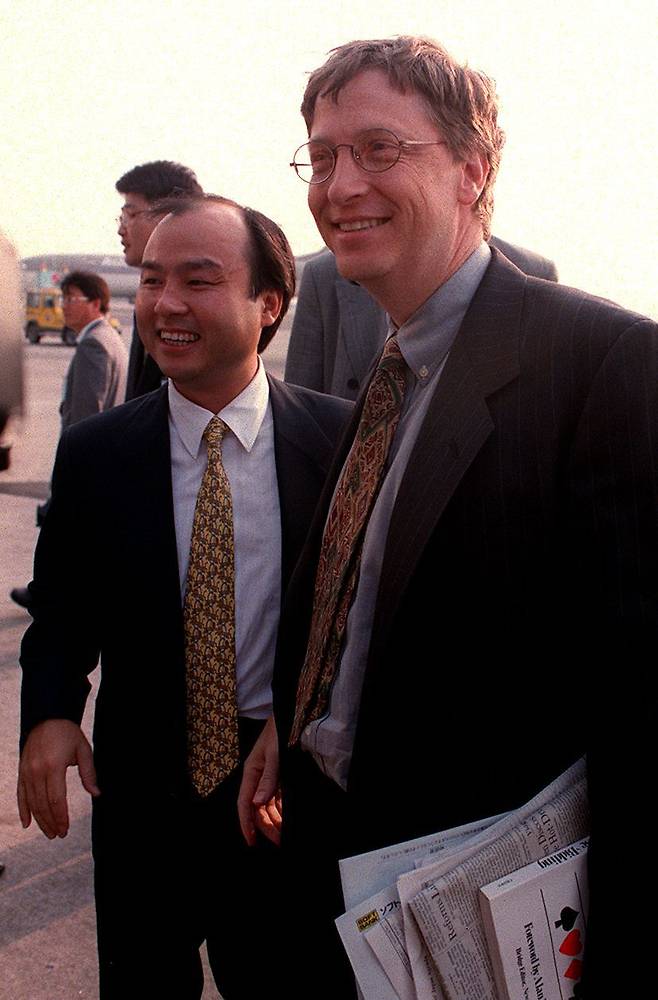 1998년 김포공항에 선 소프트뱅크 손정의 회장. 손 회장은 당시 빌게이츠 미국 마이크로소프트 회장과 함께 한국에 입국했다. /조선일보DB