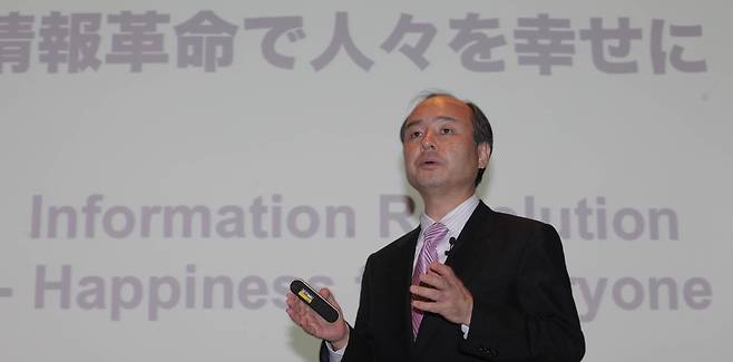 2011년의 손정의 회장. 그해 6월 서울 장충동 신라호텔에서 손 회장은 '신(新) 30년 비전’을 발표했다. “소프트뱅크는 30년 뒤 전 세계 시가총액 순위 10위에 드는 기업이 될 것”이란 것이었다. 2022년 현재, 그의 약속은 지켜지지 않았다. /조선일보DB