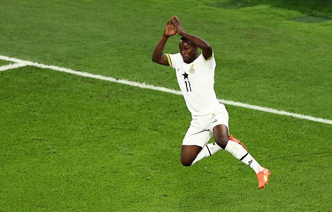 가나의 오스만 부카리가 24일(현지 시각) 포르투갈과의 카타르 월드컵 첫 경기에서 골을 넣은 뒤 세리머니를 하고 있다. /로이터 연합뉴스
