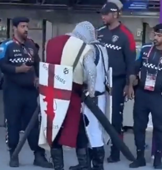 21일 ‘십자군’ 의상을 입고 카타르 월드컵 경기장에 들어가려고 했던 잉글랜드 팬들이 현장 안전요원들의 제지를 받고 쫓겨나고 있다. /트위터