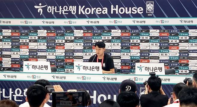 '하나은행 코리아하우스'에서 하나금융그룹 메인 광고모델이기도 한 축구대표팀 손흥민 선수가 훈련을 마치고 취재진과 인터뷰를 하고 있다. /하나은행 제공