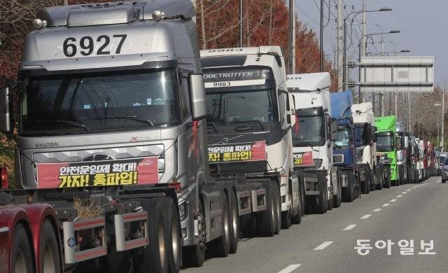 화물연대의 퍼버이 시작된  24일 광주 광산구 하남산단 일대 도로에 파업에 참가한 화물연대 조합원들의 화물트럭이 운행을 멈추고 서있다. 광주=박영철 기자 skyblue@donga.com