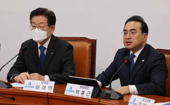 박홍근(오른쪽) 더불어민주당 원내대표가 25일 국회에서 열린 최고위원회의에서 발언하고 있다. [연합뉴스]