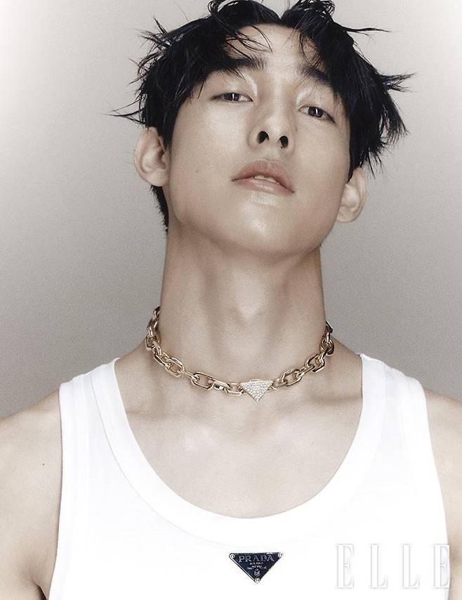 50개의 라운드 브릴리언트 컷 파베 다이아몬드를 세팅한 옐로 골드 체인 네크리스는 Prada Fine Jewelry. 화이트 코튼 슬리브리스 톱은 Prada.